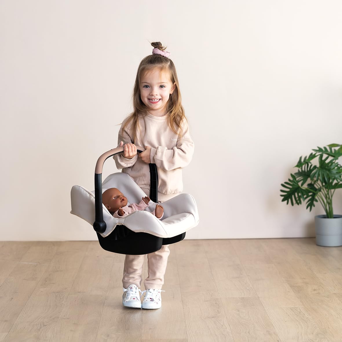 smoby-maxi-cosi-puppen-autositz-babyschale-mit-gurt-42cm image 4
