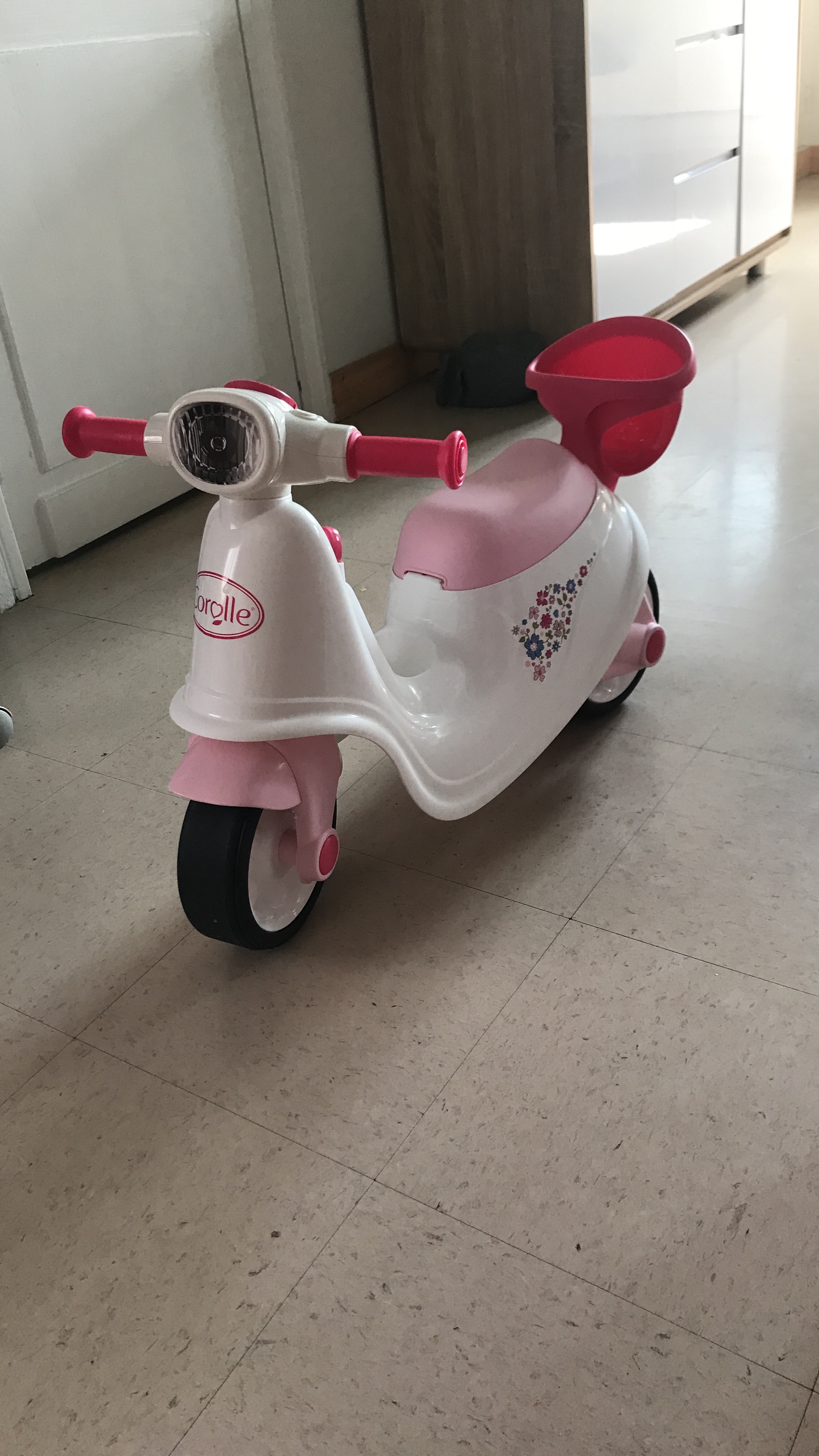 Puppe fährt mit